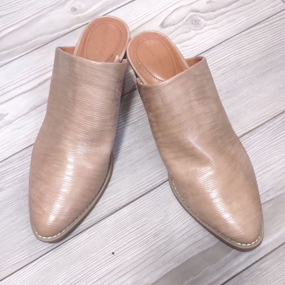(50-4729)  Universal Thread Tan Tara Slip on Sandals Sz 6